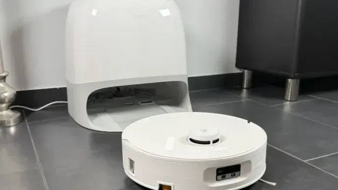 Roborock Qrevo Curv 2 Flow Review: AI Obstacle Avoidance Meets the First-Ever Roller Mop (2026)